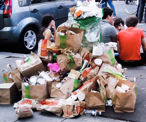 France introduces mandatory re-use in restaurants, even as industry undermines EU efforts